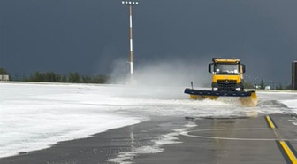 Iğdır'da dolu havalimanını beyaza bürüdü! Pist, taksi yolları ve apron kullanıma kapandı
