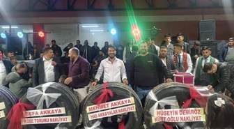 Afyonkarahisar'da nakliyeci damada takı töreninde 4 kamyon lastiği hediye edildi