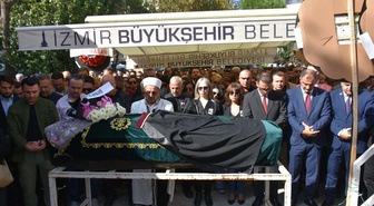 Nişanlısı polis tarafından öldürülen avukat Özge Penbegül, tabutuna cübbe örtülerek toprağa verildi