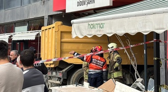 Pendik’te hafriyat kamyonu eczaneye daldı! Bölgeye çok sayıda ekip sevk edildi