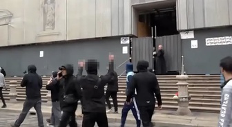 Turistleri kiliseye alan rahip eylemcilere hareket çekti!