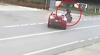 Motosiklet ile otomobilin çarpıştığı kaza kamerada
