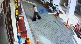 Silifke'de iş hanından kopan cam, sohbet eden kadının yanına düştü! O anlar kamerada