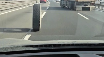 İstanbul Cevizlibağ'da kamyonun iki lastiği peş peşe yerinden çıktı