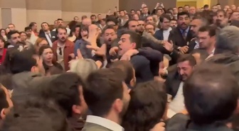 İstanbul Barosu seçiminde yumruklu kavga! Açılan bayrak ve atılan sloganla ortalık karıştı