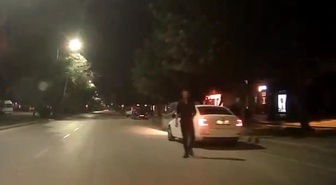 'Çok hızlı geçtin' dedi, saldırıya uğradı! Adana'da yol ortasındaki gerginlik kamerada