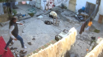 Malatya'da kendisini terk eden kadını baba evinde bıçakladı! Çocukların saklandığı anlar kamerada