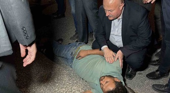 Adıyaman'da araç çarpan yayaya ilk müdahale vali ve milletvekilinden! Ambulans gelene kadar başından ayrılmadılar