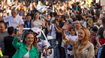 Altın Portakal kortejle başladı! Meryem Uzerli ve Emre Kınay'ı görmek için Antalya sokaklara döküldü