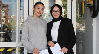 Malatya'da anne ve kızı KPSS'ye aynı okulda girdi! Kızı hazırlıkta annesine yardım etti