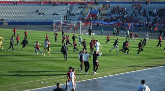 Son dakika golünde saha karıştı: Hepsi birden futbolculara koştu