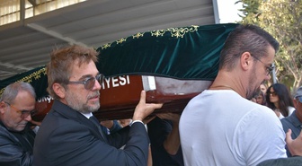 Engin Altan Düzyatan babasını son yolculuğuna uğurladı! Cenazeye sanat ve siyaset dünyasından çok sayıda isim katıldı