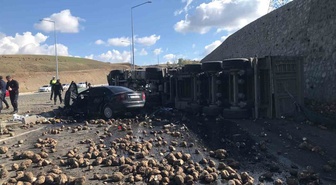 Ağrı'da pancar yüklü tır otomobili altına aldı! 4 kişi hayatını kaybetti