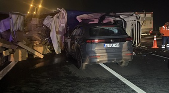 Kocaeli'de TEM Otoyolu'nda karşı şeride geçen TIR otomobile çarptı! Sürücü hayatını kaybetti, 2 yaralı