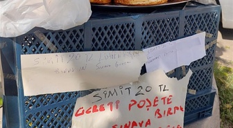 Elazığ'da KPSS'ye giren simitçi tezgahına not bıraktı: Simit 20 TL, ücreti poşete bırak