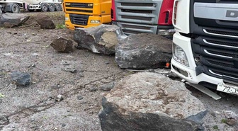Karadeniz Sahil Yolu'nda 500 tonluk kaya tehlikesi! Prof. Dr. Ersoy: Hiçbir insan yapısı önlem önleyemez