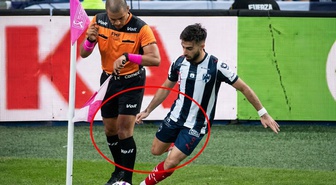 Yanlışlıkla hakemi tekmeledi! Görüntüdeki futbolcuyu Türkiye'de tanımayan yok
