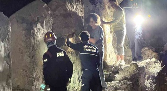 Alanya Kalesi surlarına çıkan 3 Rus inemeyince mahsur kaldı! AFAD ve itfaiye seferber oldu