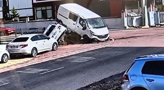 Düzce'de minibüs park halindeki otomobilin üzerine çıktı! Kaza anı kamerada: 3 yaralı