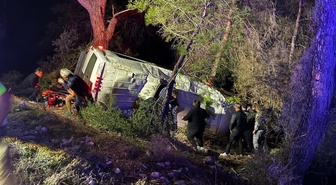 Kumluca'da dağcıları taşıyan tur minibüsü şarampole devrildi! 15 kişi yaralandı