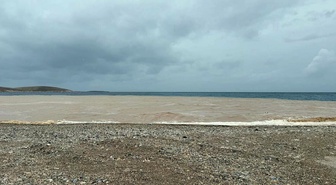 Datça'da sağanak sonrası denizin rengi kahverengiye döndü