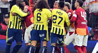 Galatasaray-Fenerbahçe derbisi adeta kavgayla başladı