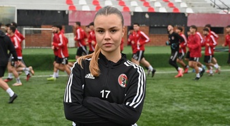 Erkek futbol takımının başına 22 yaşındaki Zeynep Mestan geçti! Turgutluspor ilk antrenmana çıktı