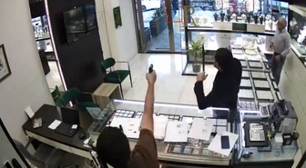 Esenyurt'ta kuyumcuya kurşun yağdıran saldırganın 'Senin için adam vururum' sözü kamerada