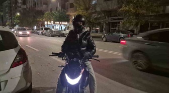 Eskişehir'de trafikte gerginlik! Kadın sürücü aracından inip motosikletlinin üzerine yürüdü