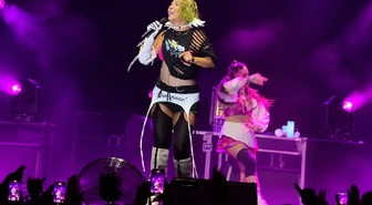 Hande Yener’in yeni tarzıyla sahne aldı