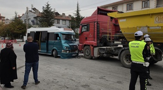 Konya'da yolcu minibüsü ile hafriyat kamyonu çarpıştı! Şoför ve 9 yolcu yaralandı
