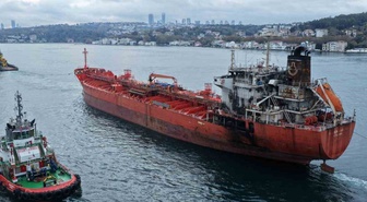 Dronla vurulan tanker İstanbul Boğazı'ndan geçti! Boğaz gemi trafiğine çift yönlü kapatıldı