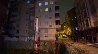 İstanbul'da gece yarısı korku! İnşaatın istinat duvarı yıkıldı, 2 binada çökme: 20 daire tahliye edildi