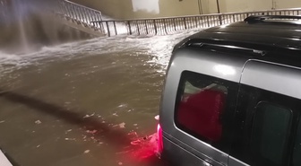 İstanbul'da şiddetli sağanak! 2 ilçede yollar göle döndü, baba ile kızı son anda kurtarıldı