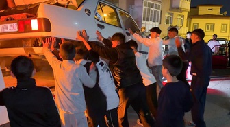 Erzurum'da 14 araçlık konvoyla kız istemeye gitti! Çekicideki otomobile patinaj yaptırdılar