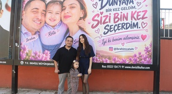 Denizli'de engelli babadan eşine ve kızına billboardlı sürpriz! Fotoğrafları görünce gözyaşlarını tutamadı