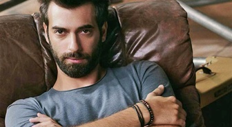 Ünlü oyuncu İlker Kaleli’den Ajda Pekkan şarkısına rock yorumu