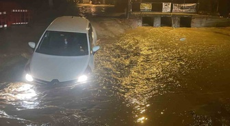 Muğla'da sağanak yolu çökertti! Seyir halindeki otomobil çukura düştü, içindekiler kendi imkanlarıyla çıktı