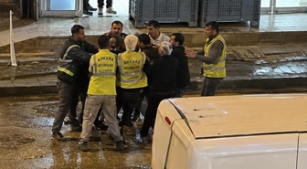 Belediye işçileri birbirine girdi! Kaldırımda meydan kavgası