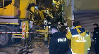 Beyoğlu'nda 5 katlı bina çöktü! Yan bina da hasar gördü