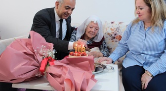 Cumhuriyet’le yaşıt! 103 yaşındaki Nazife nine 29 Ekim’i pastayla kutladı