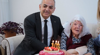 Cumhuriyet'le aynı yıl doğdu! Depremzede 103 yaşındaki Nazife Gül, 29 Ekim'i pastayla kutladı
