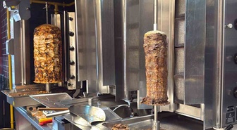 Eskişehir'de 3 kişi bin 950 TL'lik döner hesabını ödemeden kaçtı iddiası! Masada kalan kadın çitlerden atladı