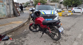 Otomobille çarpışan motosikletlinden beklenmedik hareket