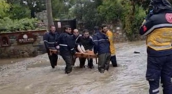 Bodrum'da sağanak sokakları göle çevirdi! Evde mahsur kalan hamile kadın sedyeyle kurtarıldı