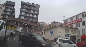 Arnavutköy'de ters yönden geldiği iddia edilen araç, yaya geçidindeki kız çocuğuna çarptı! O an kamerada