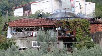 Şöminede benzinle ateş yakmak istedi! Evi kül oldu, kendisi hastanelik