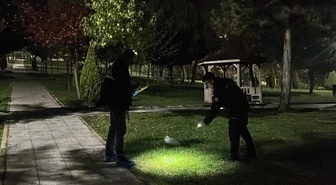 Tüfekle ateş açtı, husumetlisinden kaçarken bıçakla yaralandı