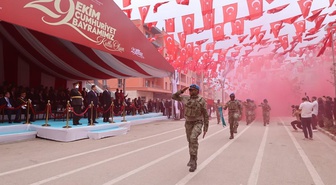 Depremde büyük yıkım yaşanan Antakya'da 3 yıl sonra aynı caddede bayram! Vatandaşlar balkonlardan bayraklarla eşlik etti