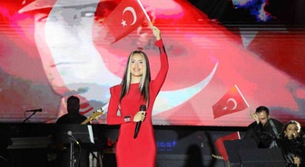 Hande Ünsal'dan 29 Ekim konserinde Atatürk sözleri: Kadınlar olarak söz hakkımız varsa tek sebebi o
